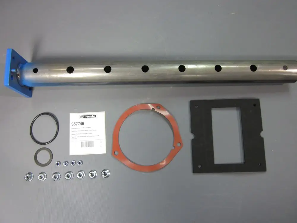 Verteilrohr mit blauer Halterung, umgeben von Dichtungen, Schrauben und einer Verpackung mit Remeha-Label. Montagematerial für Heizungsanwendungen.